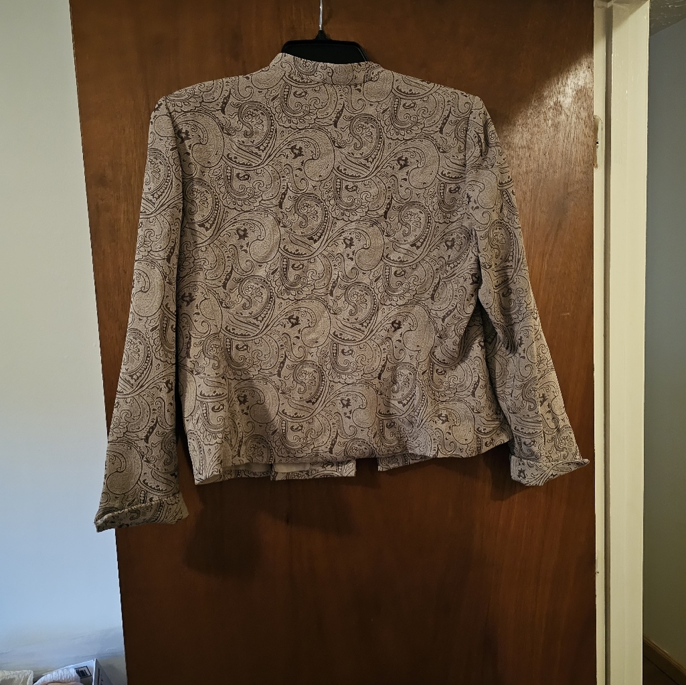 Perceptions suit - Picture 2 of 8